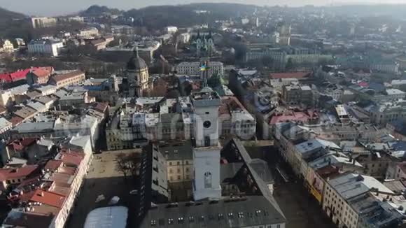 利沃夫市政厅和令人惊叹的城市建筑的4k空中镜头视频的预览图