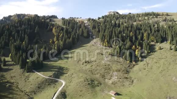 4k空中飞行德国巴伐利亚布劳尼克山森林冷格里斯伊萨阿尔卑斯山卡昆德尔从高处俯瞰风景视频的预览图