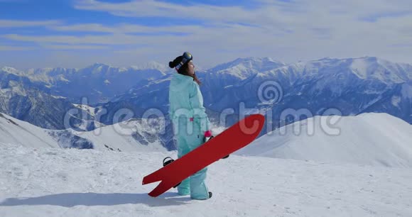 冬季雪山滑雪板高的运动女孩视频的预览图
