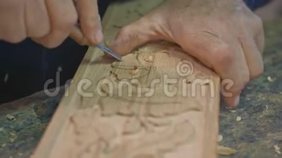 木雕工的手特写镜头视频的预览图