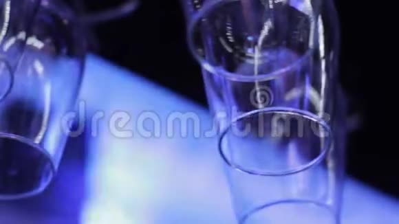 酒杯倒挂在酒吧架上视频的预览图