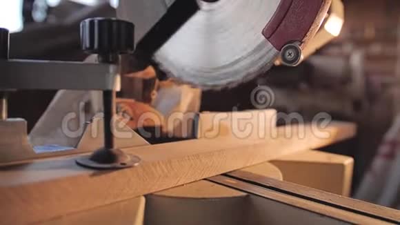 锯子开始工作落在木条上锯下来经过处理的木头视频的预览图