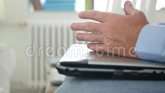 焦躁不安的人在等待一个会议手提电脑在他的膝盖和手势紧张视频的预览图
