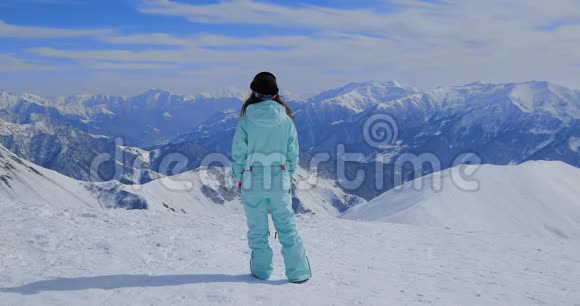 女孩滑雪者喜欢滑雪胜地视频的预览图