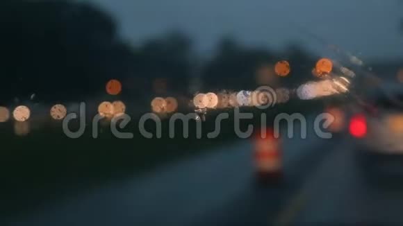 夜间大雨模糊的汽车选择性聚焦视频的预览图