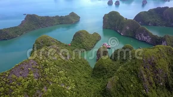 鸟瞰海湾与落基绿林深切旱地视频的预览图