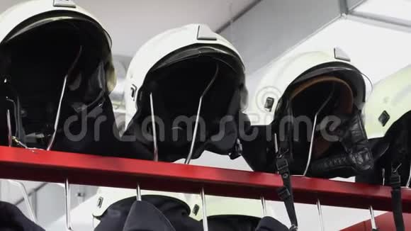 消防队的头盔和夹克视频的预览图