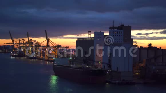 西班牙巴塞罗那2018年11月9日集装箱货船和码头带起重机海洋和天空日落4K视频的预览图