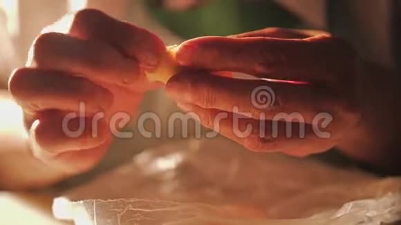 超级特写厨师手中饺子造型过程视频的预览图