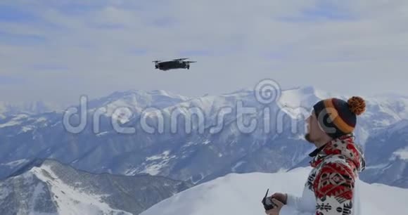 大自然摄影师在山上驾驶无人机视频的预览图