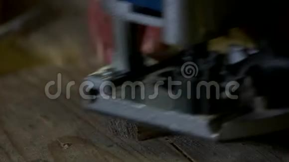 木工手在车间打磨木板视频的预览图