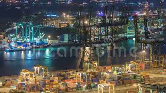 新加坡商埠夜间延时鸟瞰亚洲最繁忙的货运港口视频的预览图