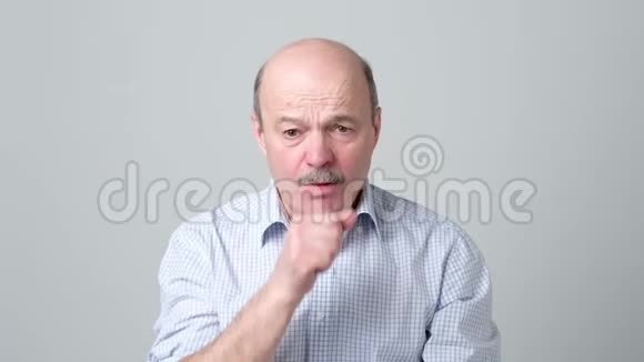 成熟的西班牙裔男子咳嗽生病老年肺部问题视频的预览图