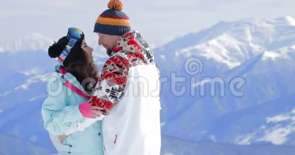 情侣们喜欢在山上滑雪视频的预览图