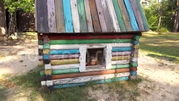 可爱的女孩在小木屋里玩耍视频的预览图