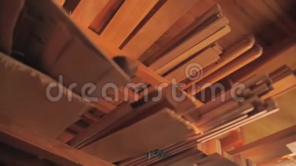 在货架上的天花板下面是木坯用于生产木制品木工店视频的预览图