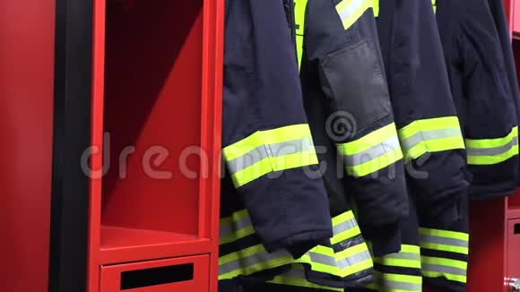 消防队的头盔和夹克视频的预览图