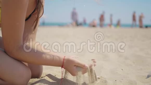 当时间从你的手指间溜走抱着沙海背景的小女孩手里拿着沙子概念视频的预览图