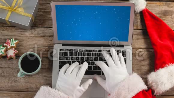 圣诞老人用笔记本电脑和圣诞夜视频的预览图