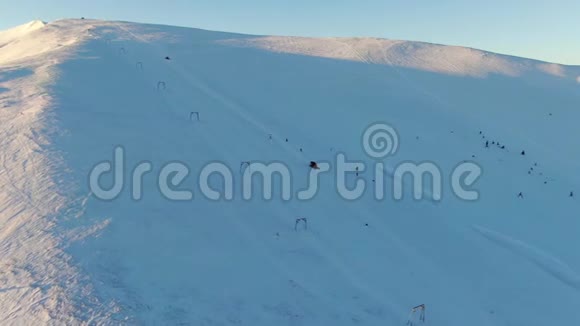 两辆巨大的雪地摩托正在一个滑雪电梯附近的山上骑着4k视频的预览图
