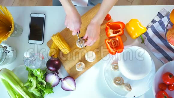 一位切割蔬菜的年轻女性的俯视图特写视频的预览图
