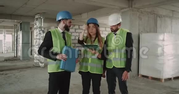 工作场所两男一女核对施工现场工作计划4k视频的预览图
