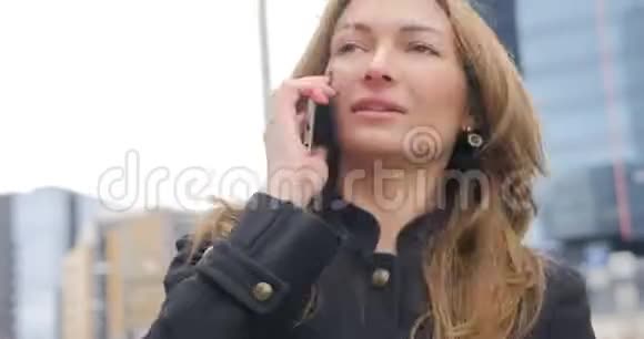 年轻女人在电话里说话视频的预览图