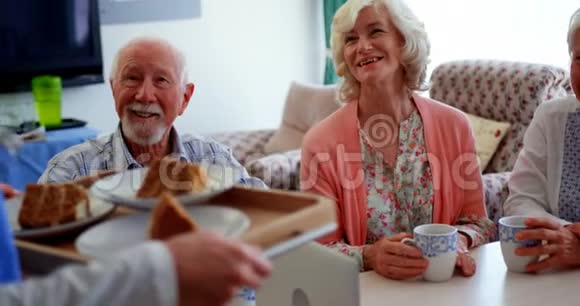 活跃的高加索老人在养老院的餐桌上微笑视频的预览图