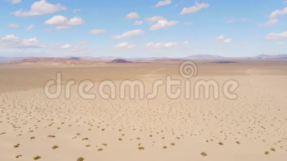 飞越干燥的沙漠视频的预览图