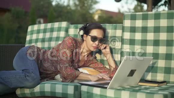 亚洲女人躺在外面打手提电脑视频的预览图