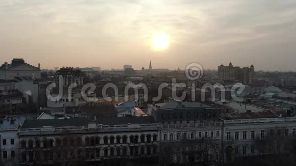 空中拍摄的利沃夫市以其惊人的建筑阳光透过云层4K视频的预览图