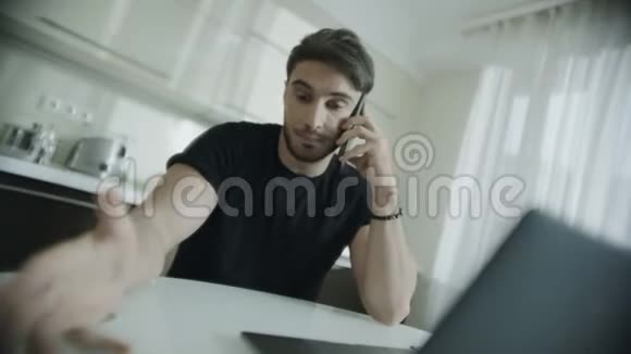 愤怒的男人在家里讲手机受挫的企业家视频的预览图