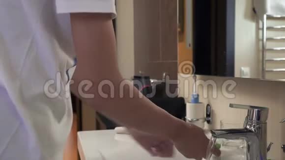 年轻人用牙膏拧管子视频的预览图