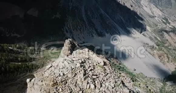 无人机在大落基山山脊上摇曳揭示了约塞米蒂国家公园天际线令人惊叹的阳光悬崖路视频的预览图