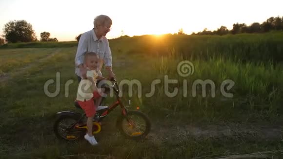 小男孩和奶奶一起骑自行车视频的预览图