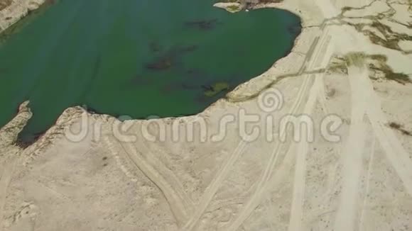 空中观景克里米亚Bakhchisarai采石场的翡翠湖视频的预览图