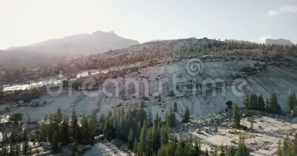 史诗般的空中无人机拍摄惊人的白石岩山天际线在阳光明媚的夏天约塞米蒂国家公园加利福尼亚视频的预览图