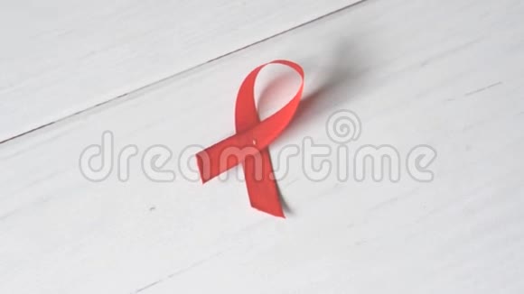 国际抗艾日HIV白底红丝带与艾滋病毒患者团结的迹象视频的预览图