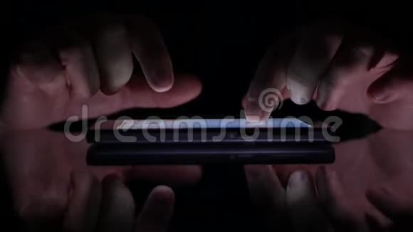 用手机在黑暗中拍摄人手短信特写镜头视频的预览图