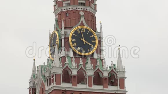 俄罗斯莫斯科的斯帕斯卡亚克里姆林宫塔上著名时钟的详细视图室外视频的预览图