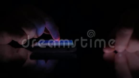 在黑暗的地方使用手机进行金融信息的特写视频的预览图