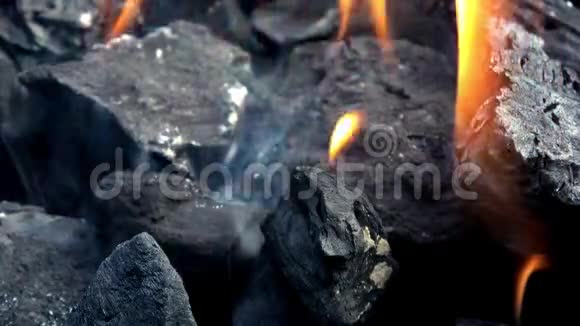 4K木炭燃烧的特写烟雾和火焰热煤和火焰视频的预览图