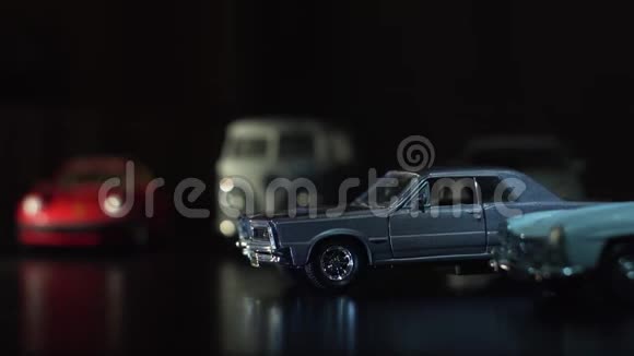 玩具车背景上的老式灰色轿车视频的预览图