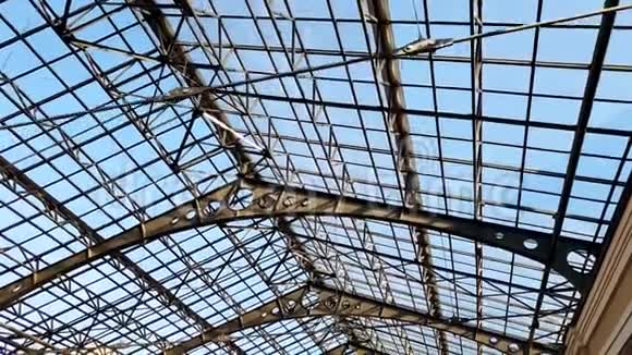 在火车站摄像机沿着玻璃和金属屋顶缓慢移动的4K镜头完美的拍摄背景视频的预览图