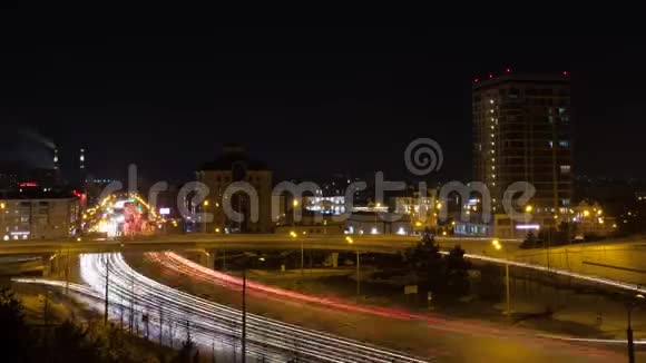 桥下的城市灯光和汽车夜晚的灯光时间流逝视频的预览图