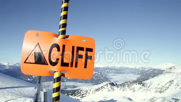 布莱克科姆上的一个警告标志表明悬崖附近有山脉视频的预览图