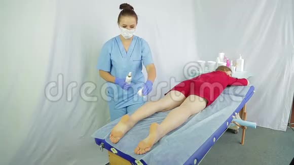 女性美容师通过重新拍打来滋润客户腿部的皮肤慢动作视频的预览图