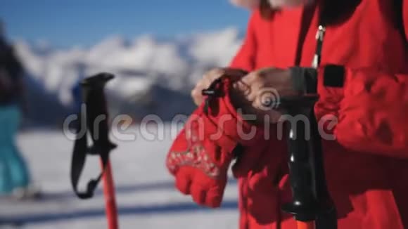 女滑雪者戴着手套和滑雪护目镜拿起他的滑雪杆开始下山视频的预览图