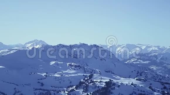 在一个阳光明媚的日子里从布莱克科姆山顶上看到了惠斯勒山的全景视频的预览图