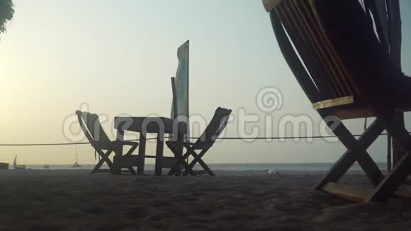 日落时分海滩上空荡荡的户外咖啡厅视频的预览图